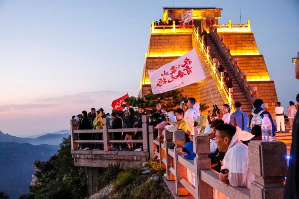 股民钱包 嗨FUN暑期丨龟蒙景区“星空夜爬”破解山岳旅游高温“阻客”